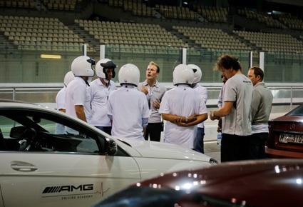 أكاديمية AMG للقيادة تحول سائقي السيارات إلى محترفي قيادةٍ على حلبات السباق